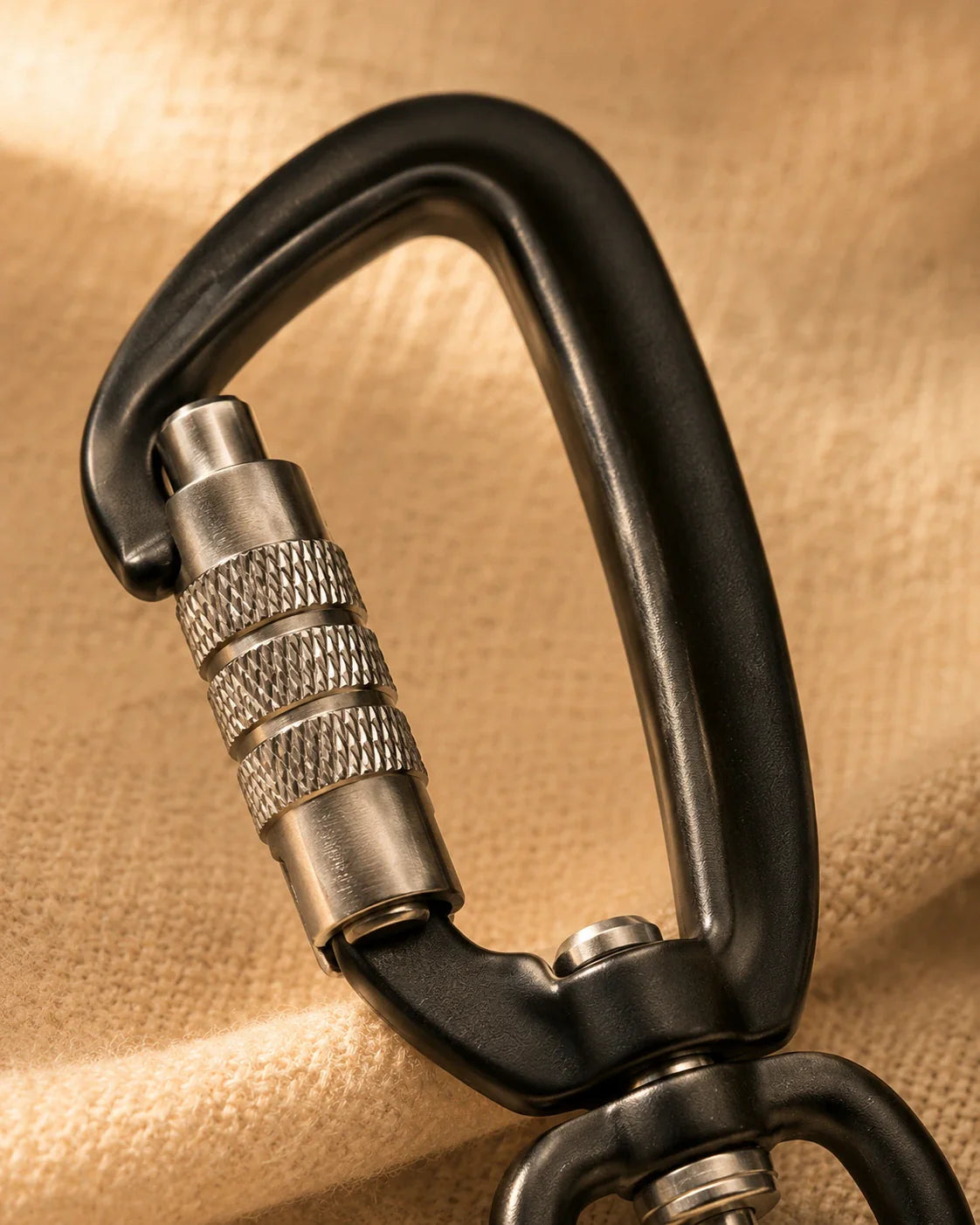 Macro detail of the knurled screw-lock gate mechanism